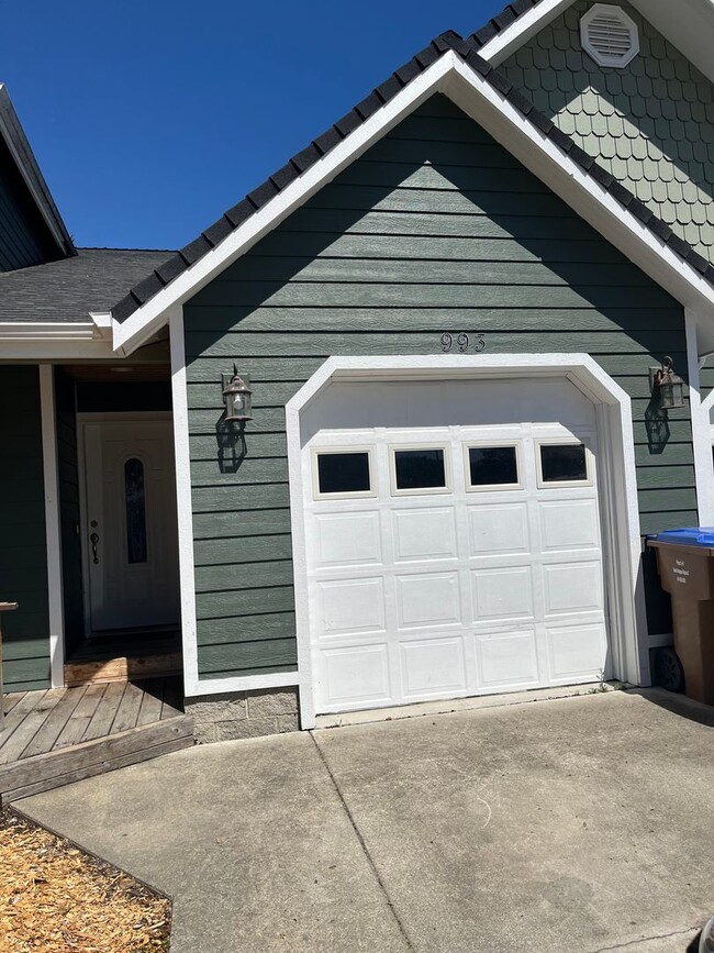 Photo - 3 bed / 2 bath Duplex