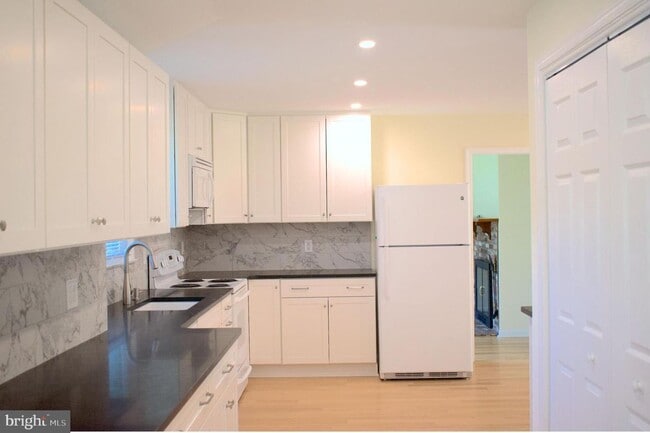 Photo - 414 Warren Rd