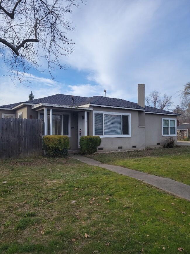 Cozy 3 bed, 1 bath home in Medford - Cozy 3 bed, 1 bath home in Medford