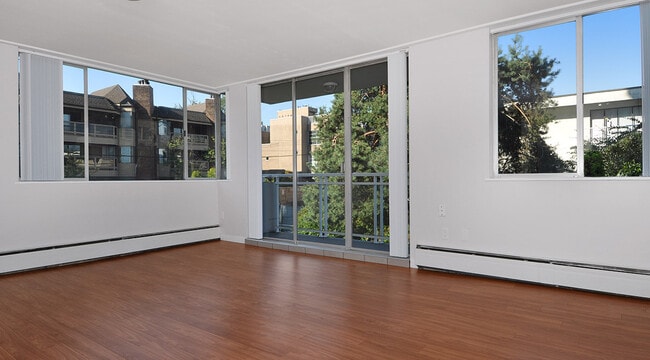 Photo - Hollyburn Court