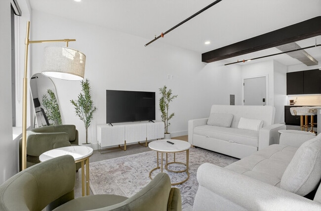 Building Photo - 100 W 5th St