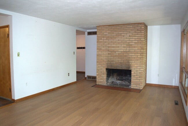 Photo - Marvelous 4 Bed 2.5 Bath House In Quarry H...