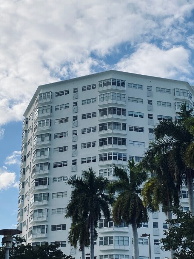 Photo - 1881 Washington Ave Unidad 16E