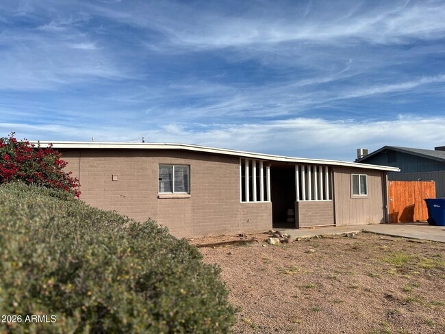 Building Photo - 102 E Ivy St