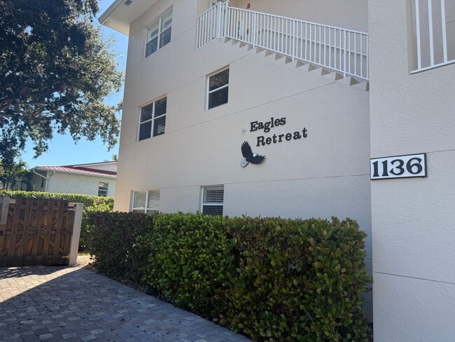 Building Photo - Cozy 1 Bedroom fully furnished Condo in Old Marco Historic District