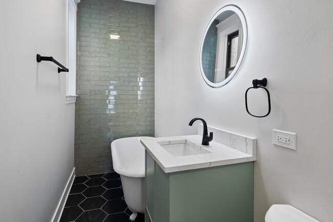 Photo - Renovated Logan Square 3 Bedroom - Available March 15th! Unidad 1