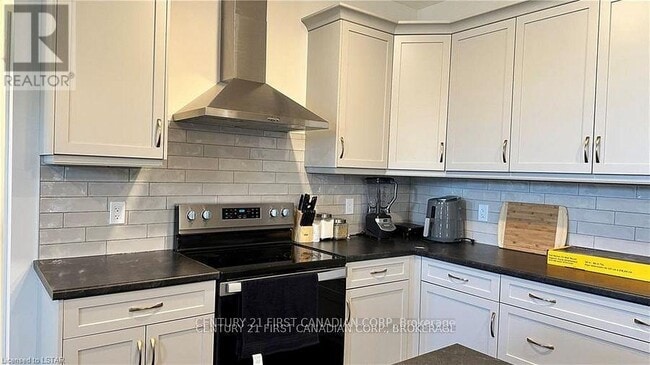 Photo - 63 Royal Cres