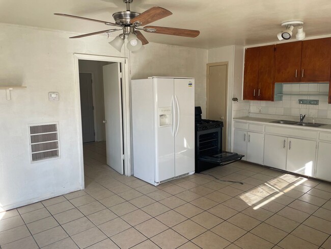 Building Photo - 103 W Dove Ln Unit 103 Dove Ln  C