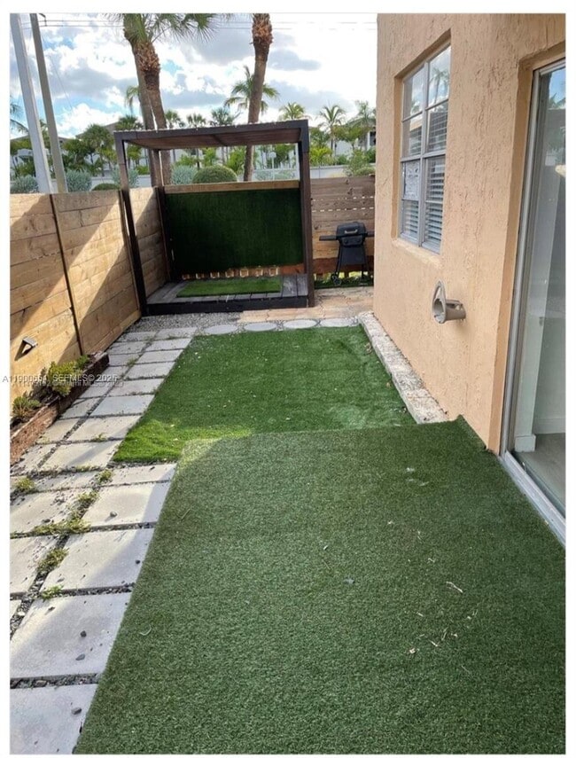 Building Photo - 4360 NW 79th Ave Unit 1H