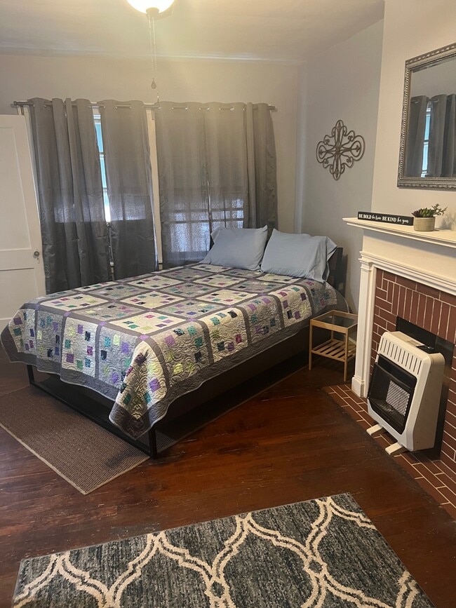 Building Photo - 208 Sutton St