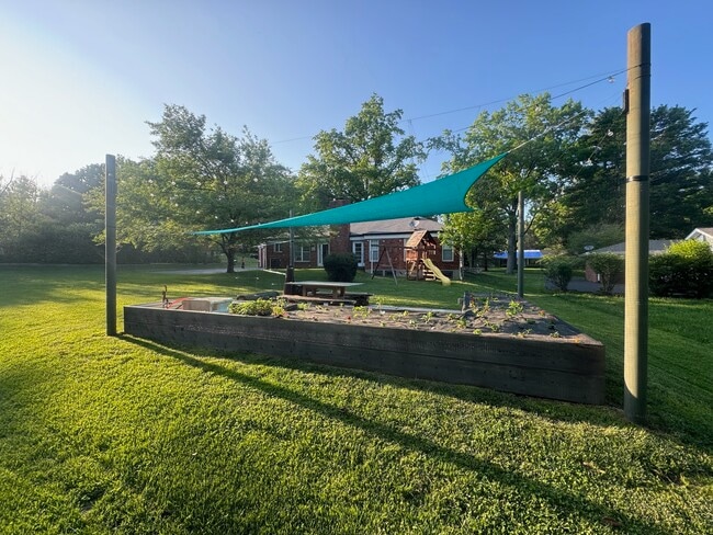 Jardín y patio con camas elevadas - 14060 Agusta Dr