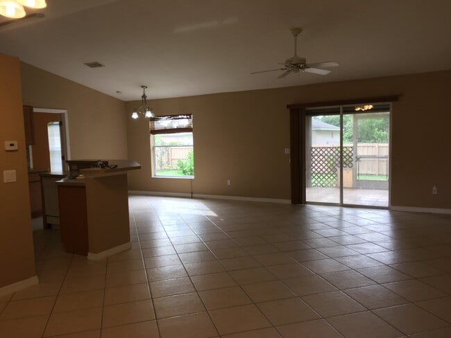 Photo - 4605 Midland St