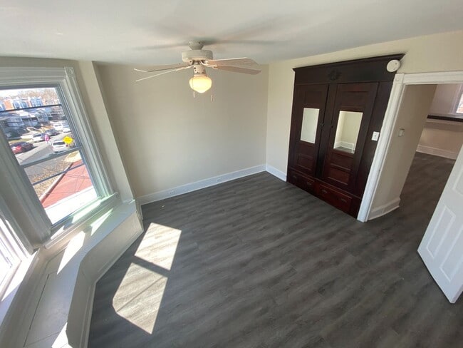 Building Photo - 33 Cherry St Unit 2