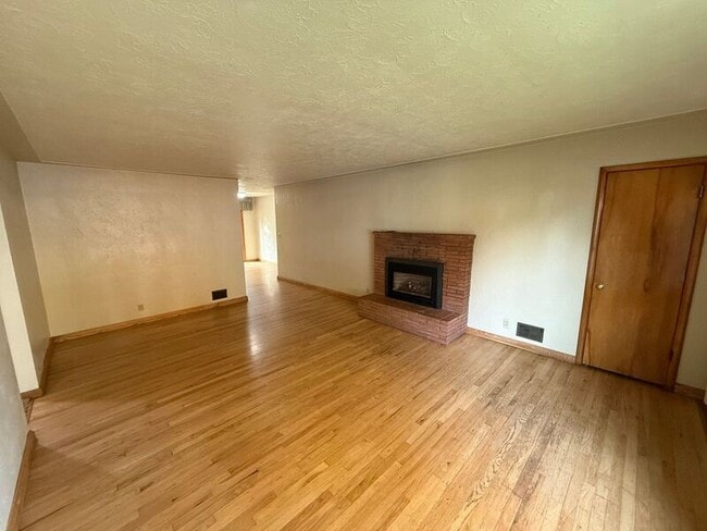 Photo - 595 18th St NE