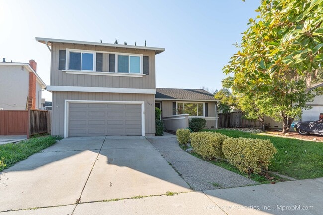 Building Photo - Spacious custom 4 bedroom home with pool and 2 car garage!