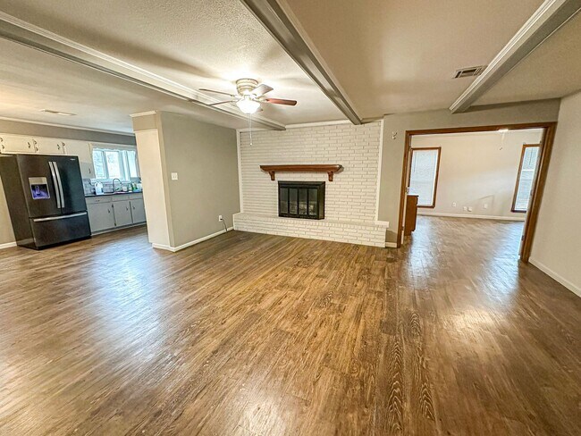 Photo - 4 Bedroom, 2 Bathroom Home in Woodway, TX!