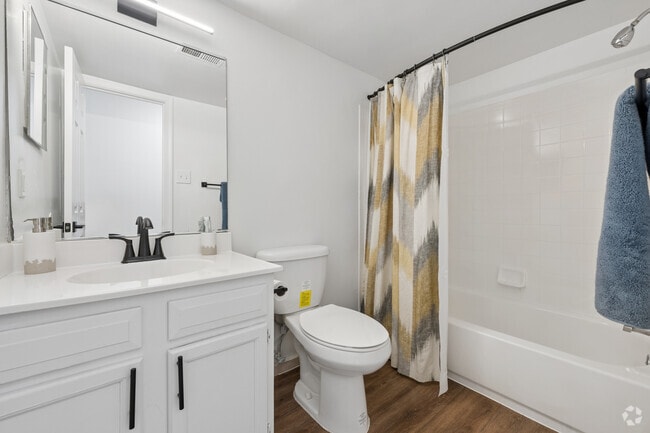 2BR, 1.5BA - 900SF - Bathroom