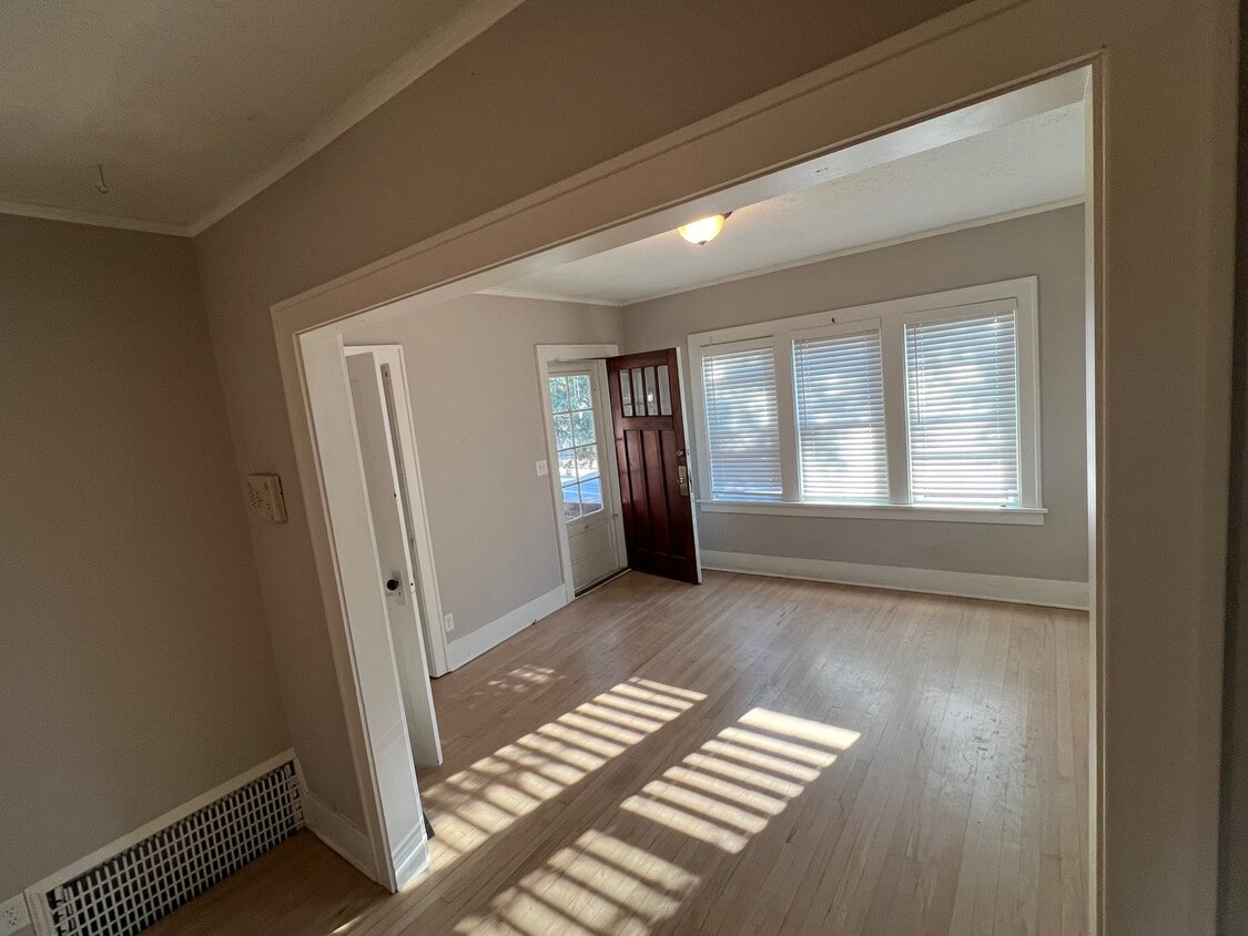 Photo - 824 S 50th St (Omaha, NE)