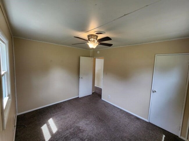 Photo - 1088 Eastview Dr