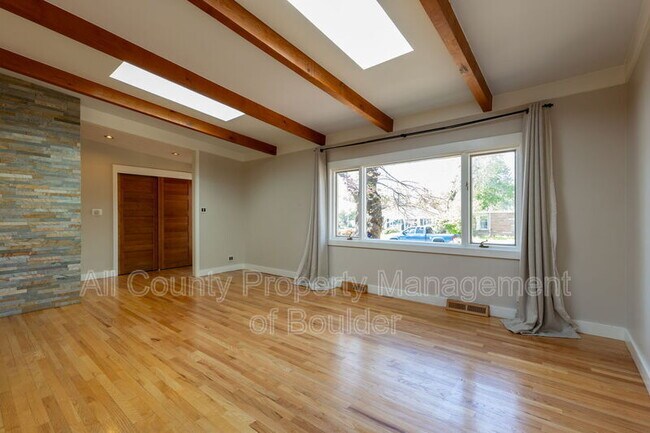 Photo - 1895 Balsam Ave