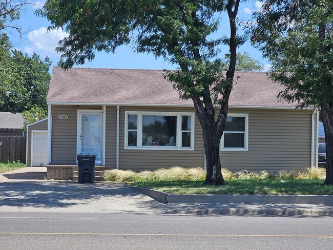 Spacious 3-Bedroom, 2-Bathroom House - Spacious 3-Bedroom, 2-Bathroom House