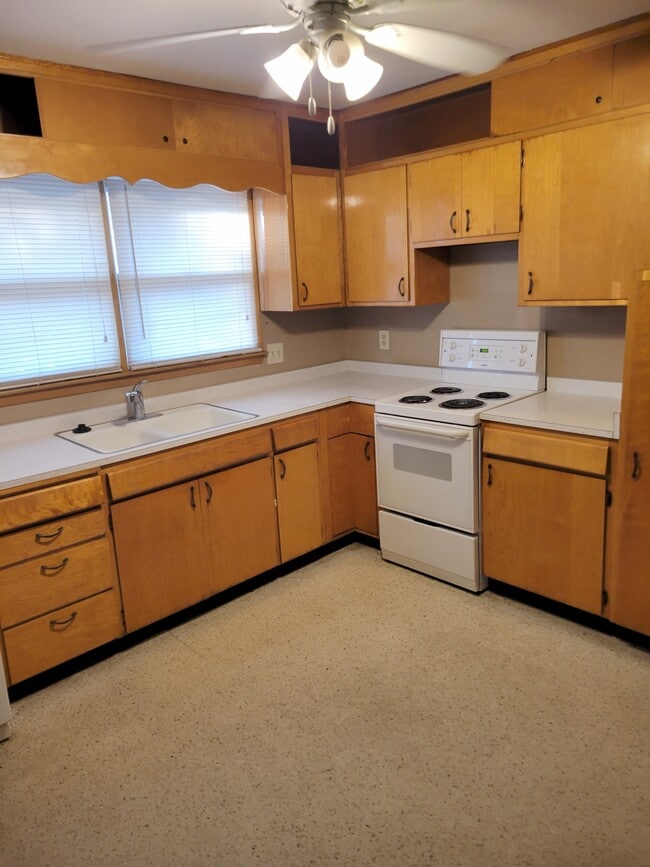 Photo - 6042 Adams St