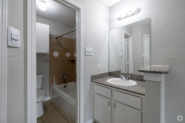 2BR, 2BA - 1,011SF - Bathroom