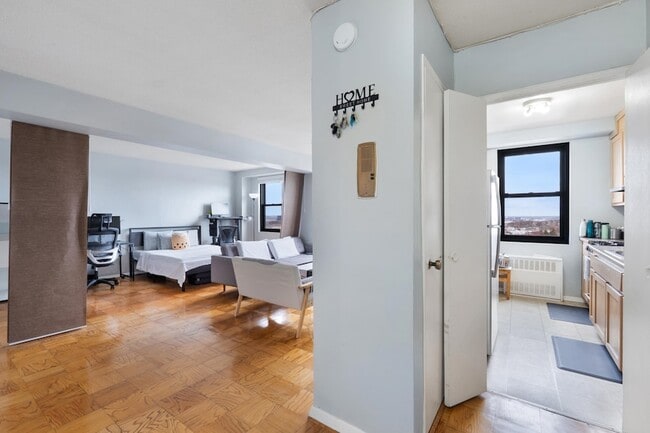 Building Photo - 201 St Pauls Ave Unit 17P