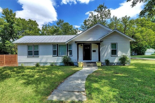 Photo - 1102 Hackberry St House