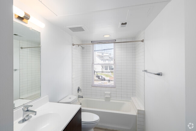 1BR, 1BA - 900SF - Bathroom