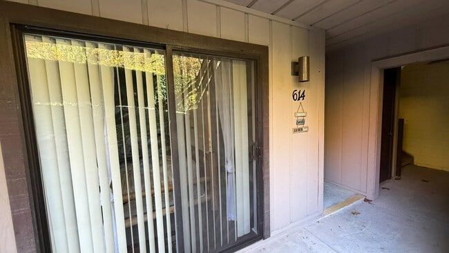 Building Photo - 1081 Cove Rd