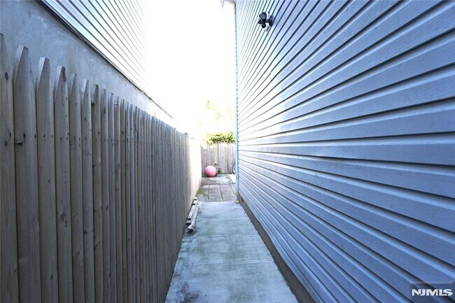 Photo - 399 S 6th St