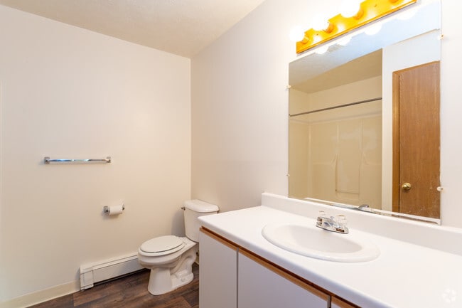 2 BR, 1 BA - 960 SF