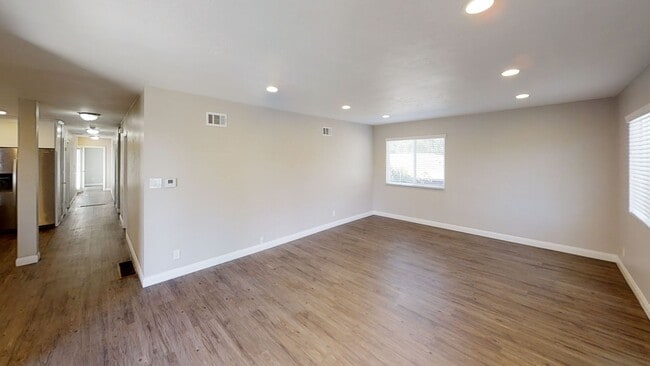 Photo - HUGE House on College! Quick Walk to Campu...