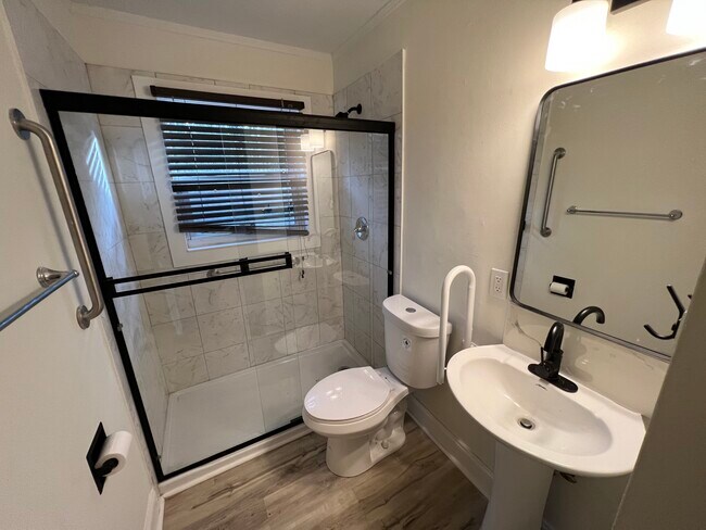 Photo - 2128 E 12th St