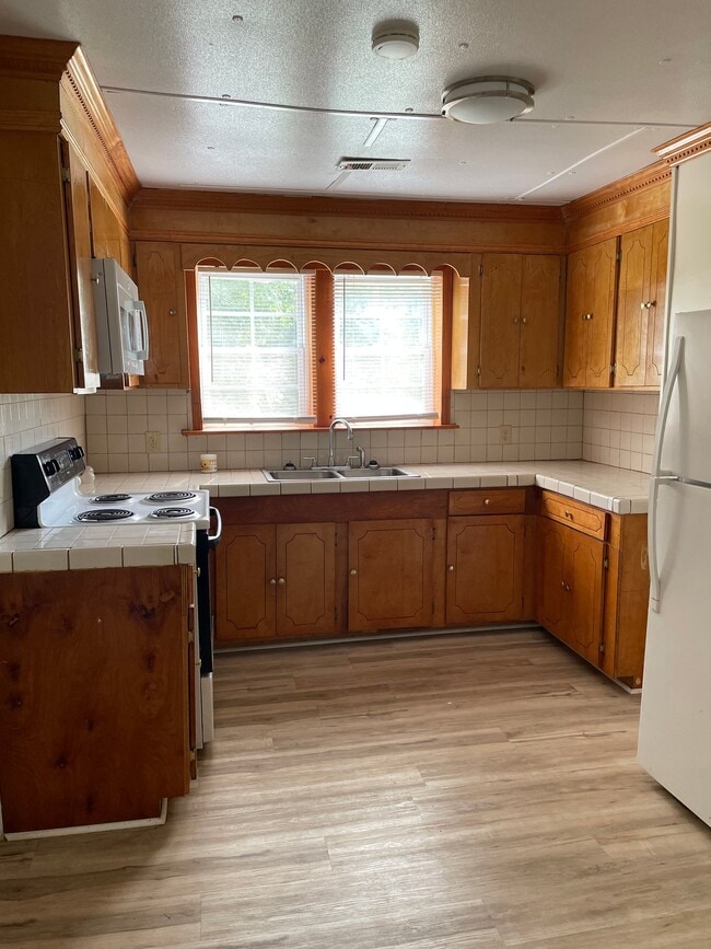 Photo - 2103 Burins Dr