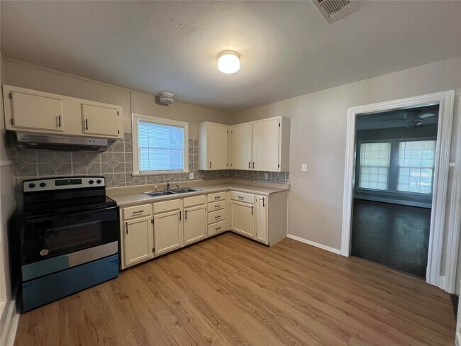 Photo - 613 Koehl St