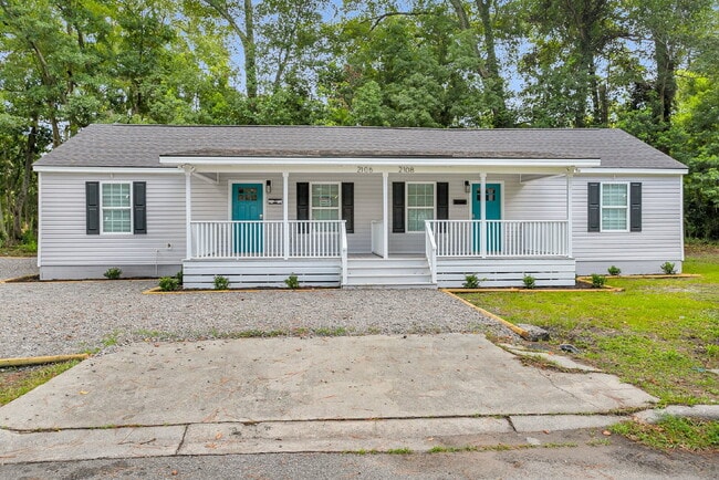 Building Photo - Updated Duplex on quiet street close to downtown.
