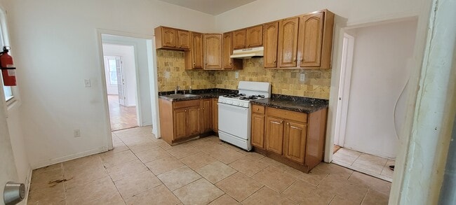 Kitchen - 654 S 19th St Unit #1