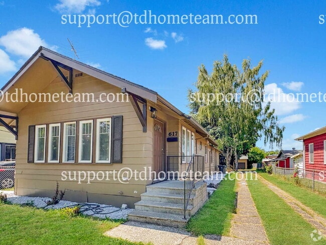 Building Photo - "Charming 3-Bed Home with 2 Baths in the H...