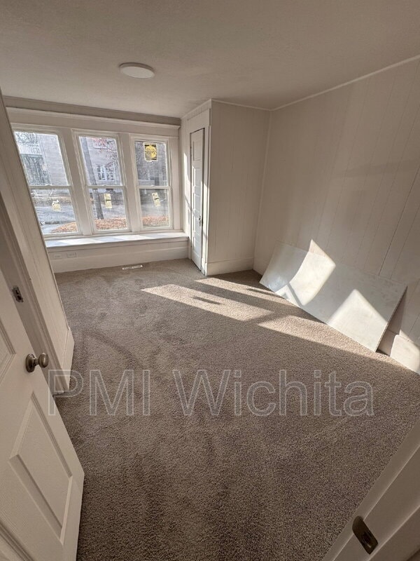 Photo - 258 S Poplar St