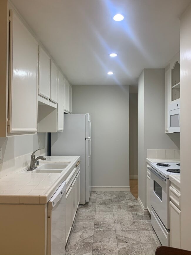 Kitchen - 1750 S El Camino Real Unit 206