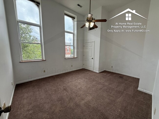 Building Photo - 13 W 5th St Unit Apartment A