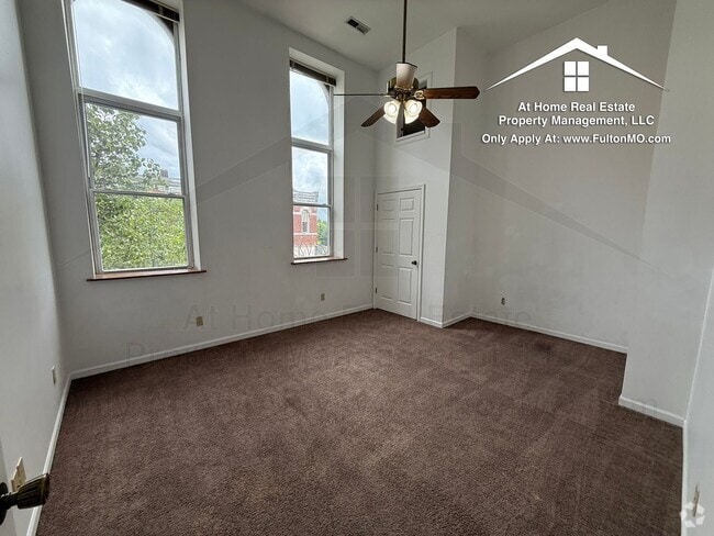 Building Photo - 13 W 5th St Unit Apartment A