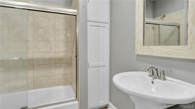 Photo - 2528 Main St