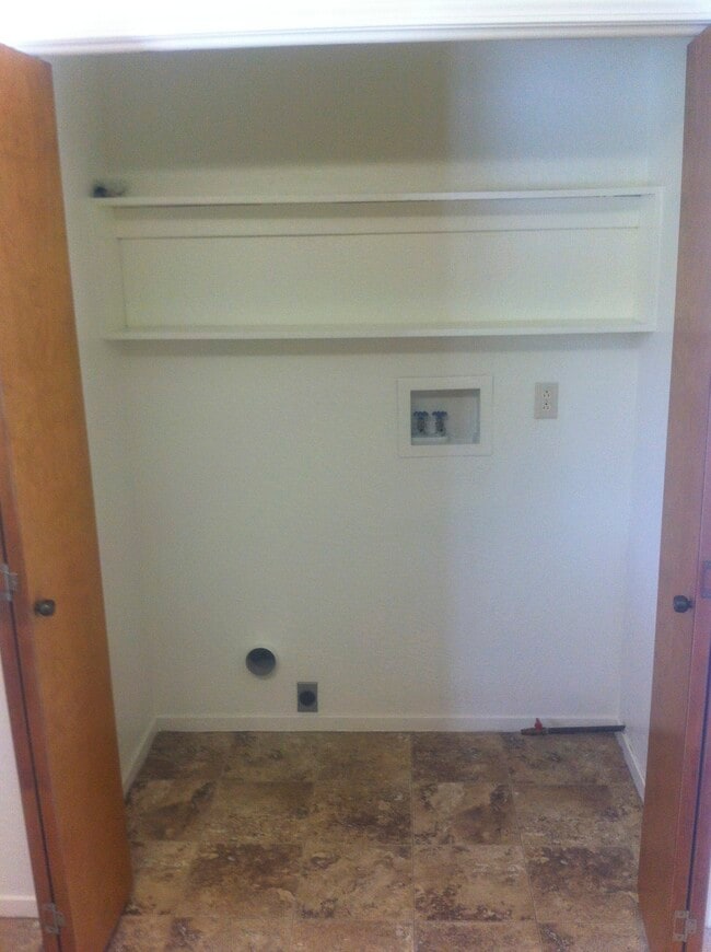 laundry hook ups - 434 S Shepherd St