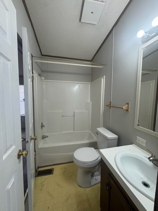 Photo - 142 Oak St