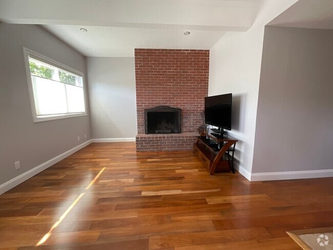 Building Photo - 2452 Harding Ave Unit 2452A Rental
