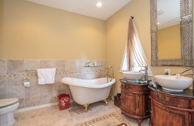 Fancy tub - 3916 Carnavon Way