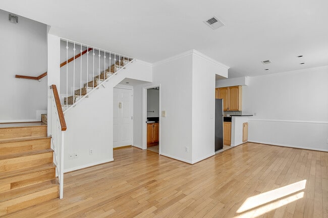 Building Photo - 4034 Redwood Ave Rental